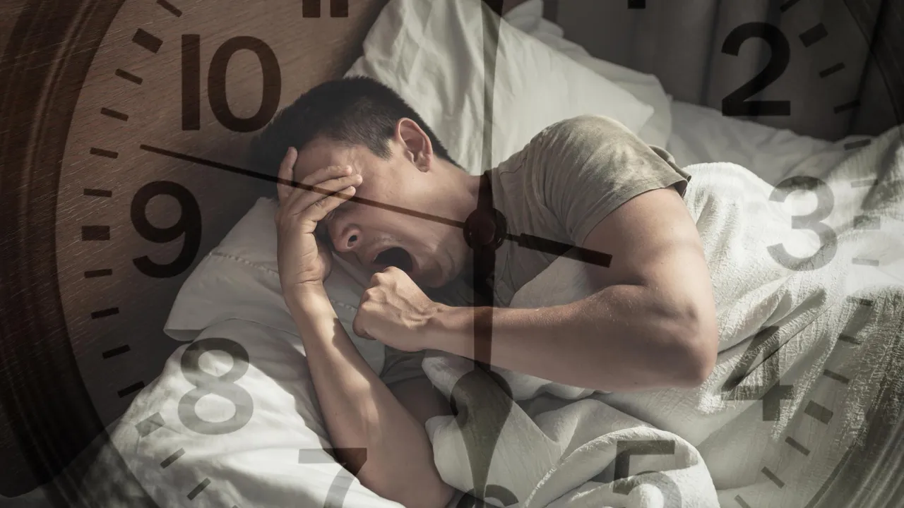 zaburzenia snu; bezsenność; Mężczyzna leży w łóżku, ziewając i zakrywając twarz, z nałożoną tarczą zegara.