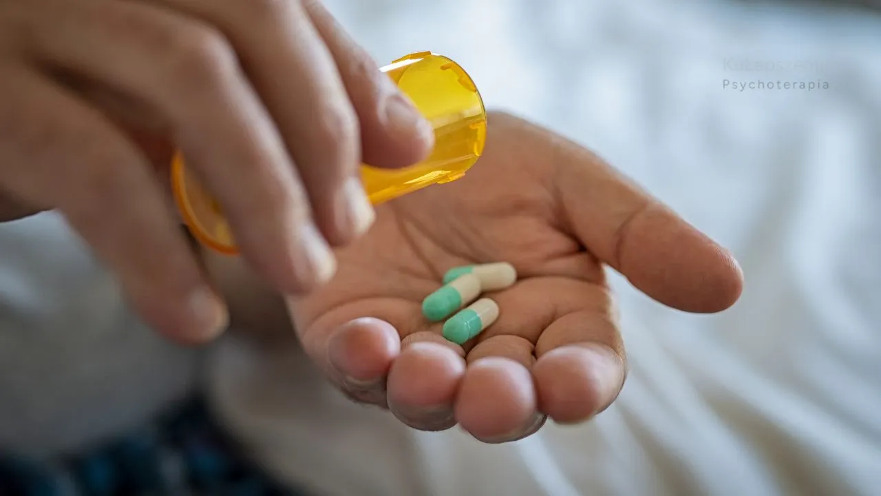 Wpływ antydepresantów na osobowość: Osoba dawkuje dwie pigułki leku na rękę z żółtego pojemnika